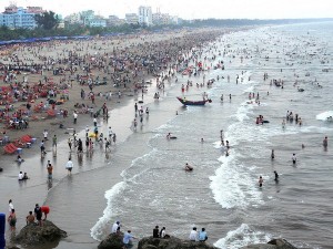 sam-son-beach-in-thanh-hoa-province-is-crowded-with-tour-sam-son